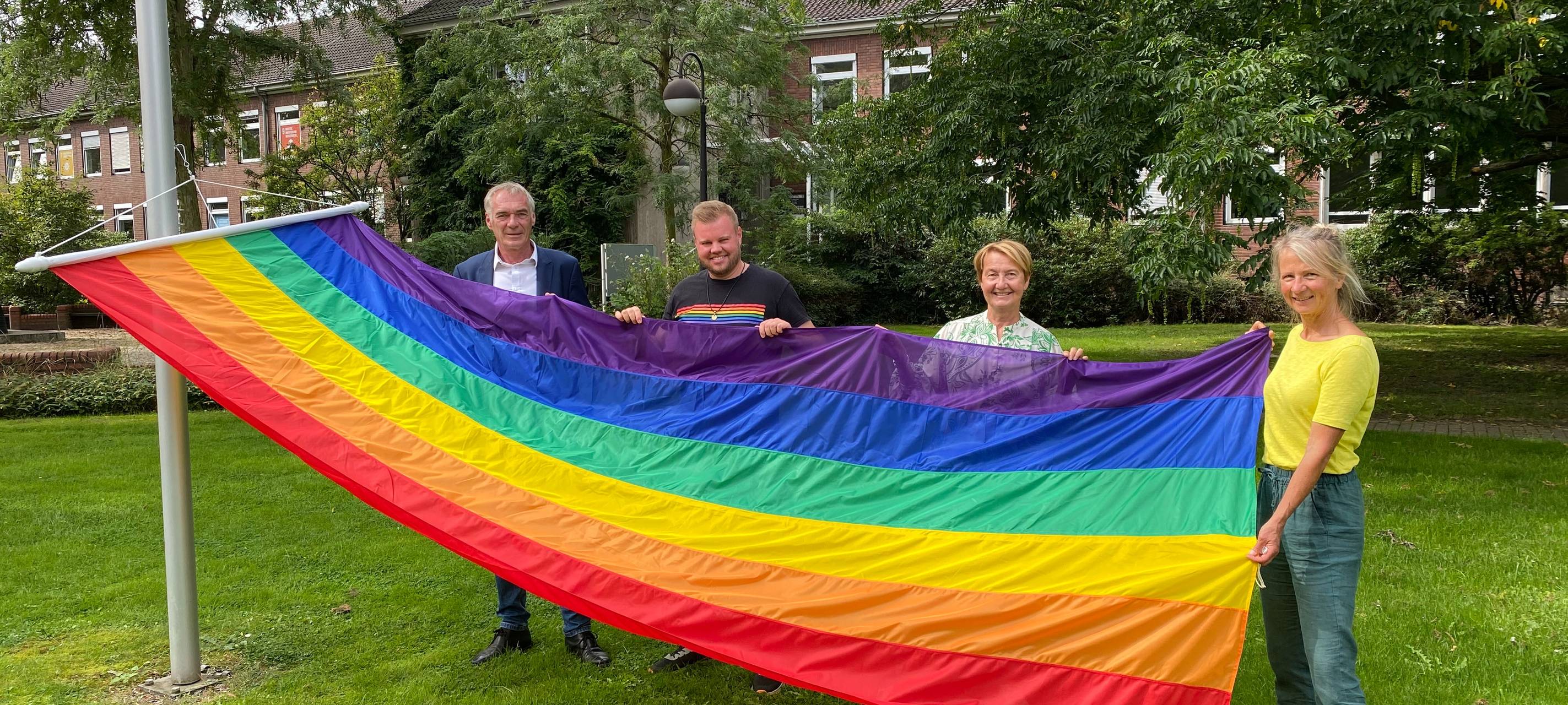 Neukirchen-Vluyn hisst Regenbogenflagge zum CSD