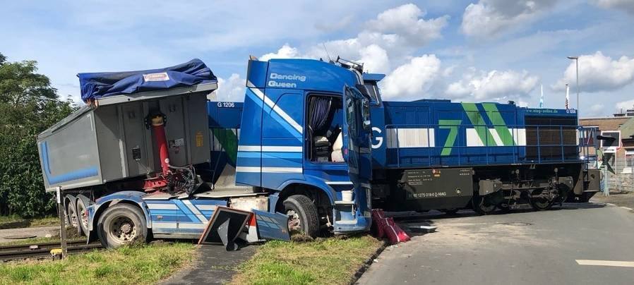 Lokomotive und Lkw kollidieren am Bahnübergang in Orsoy