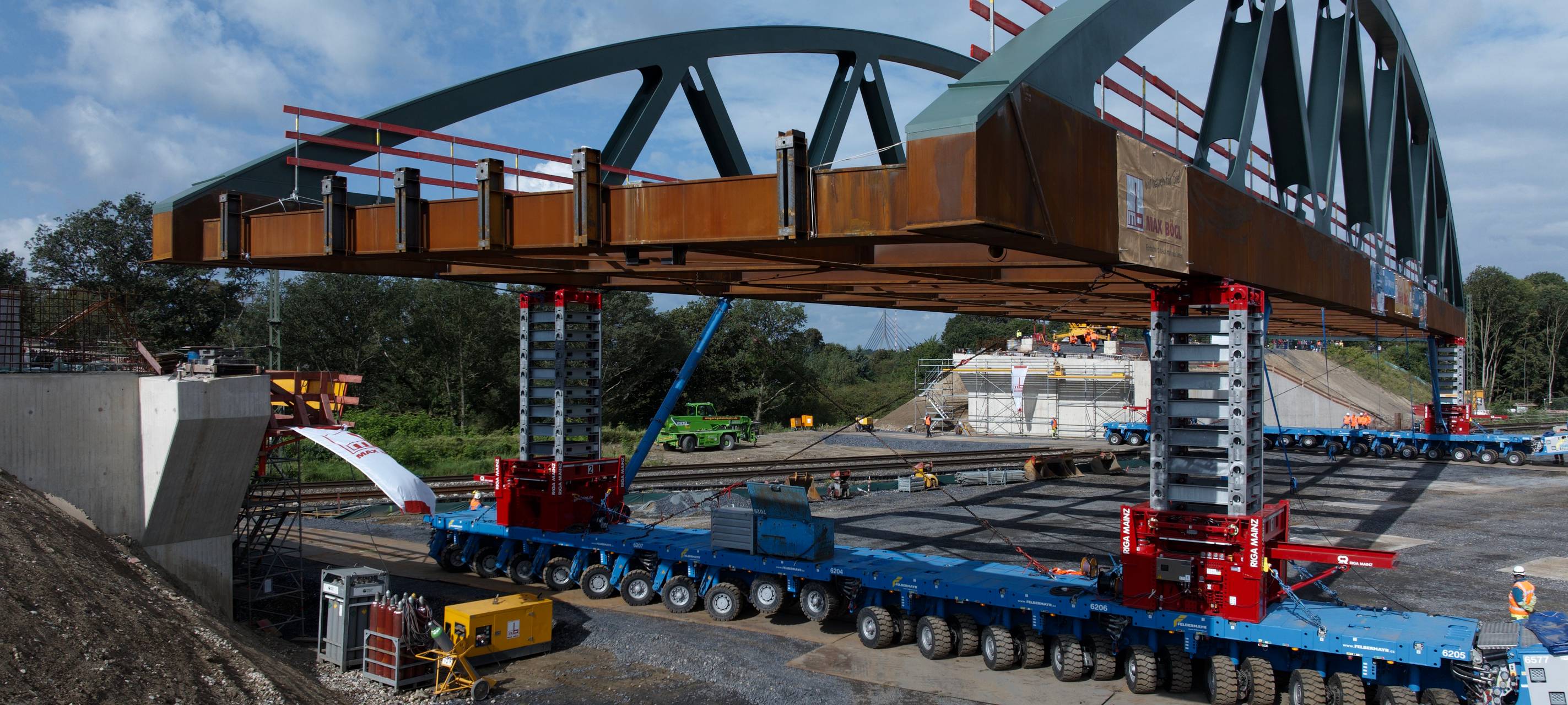 In Wesel wird heute die neue B8-Brücke eingeschoben