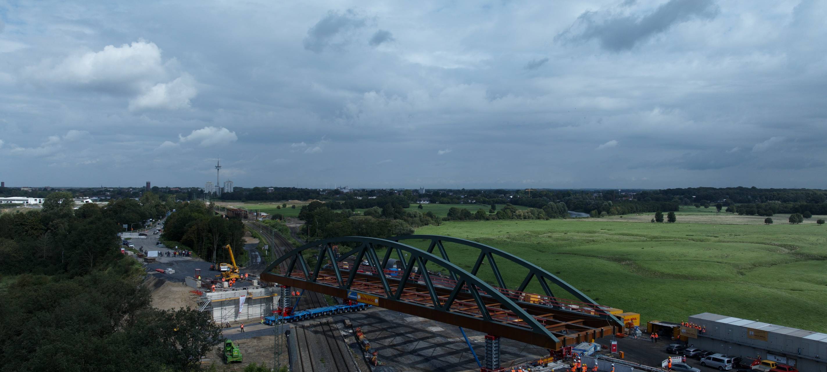 In Wesel wird heute die neue B8-Brücke eingeschoben