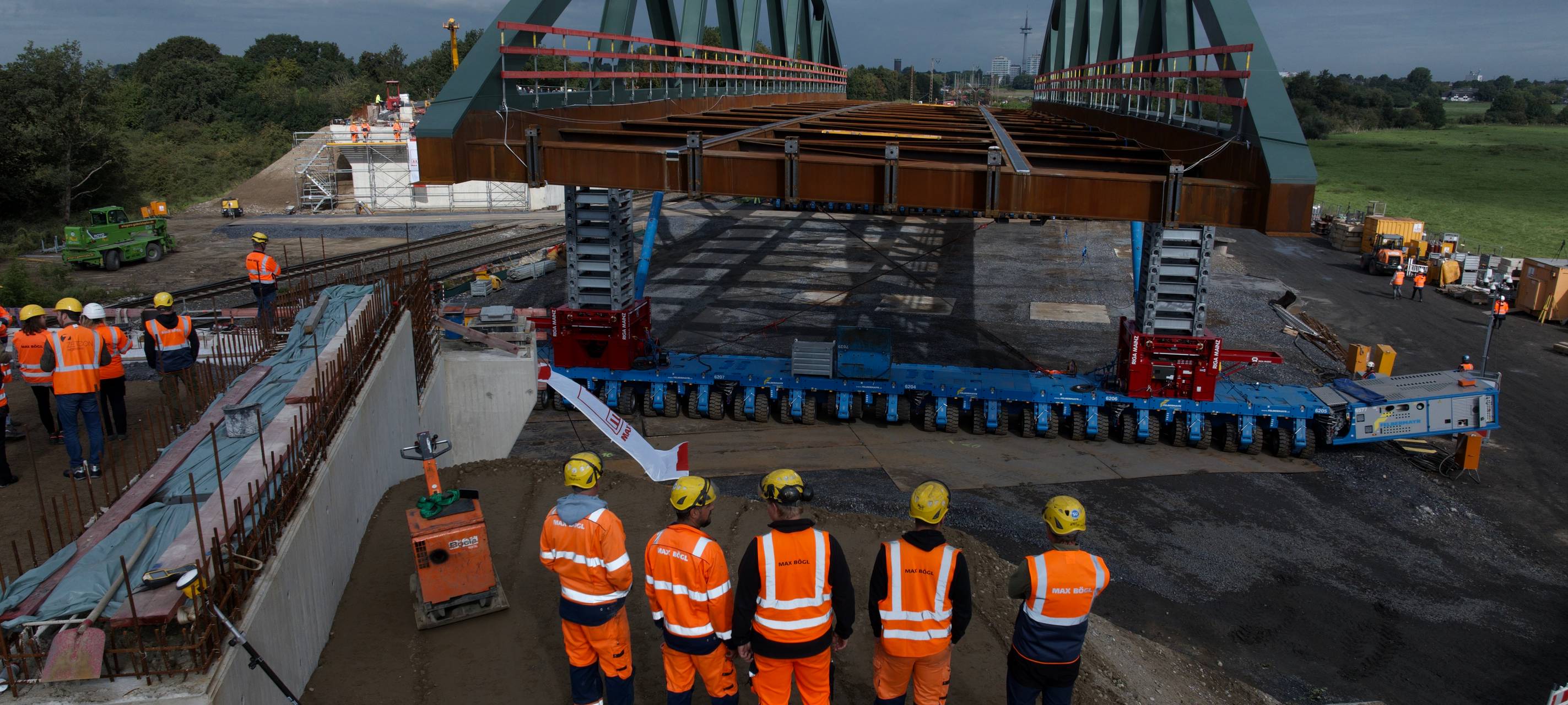 In Wesel wird heute die neue B8-Brücke eingeschoben