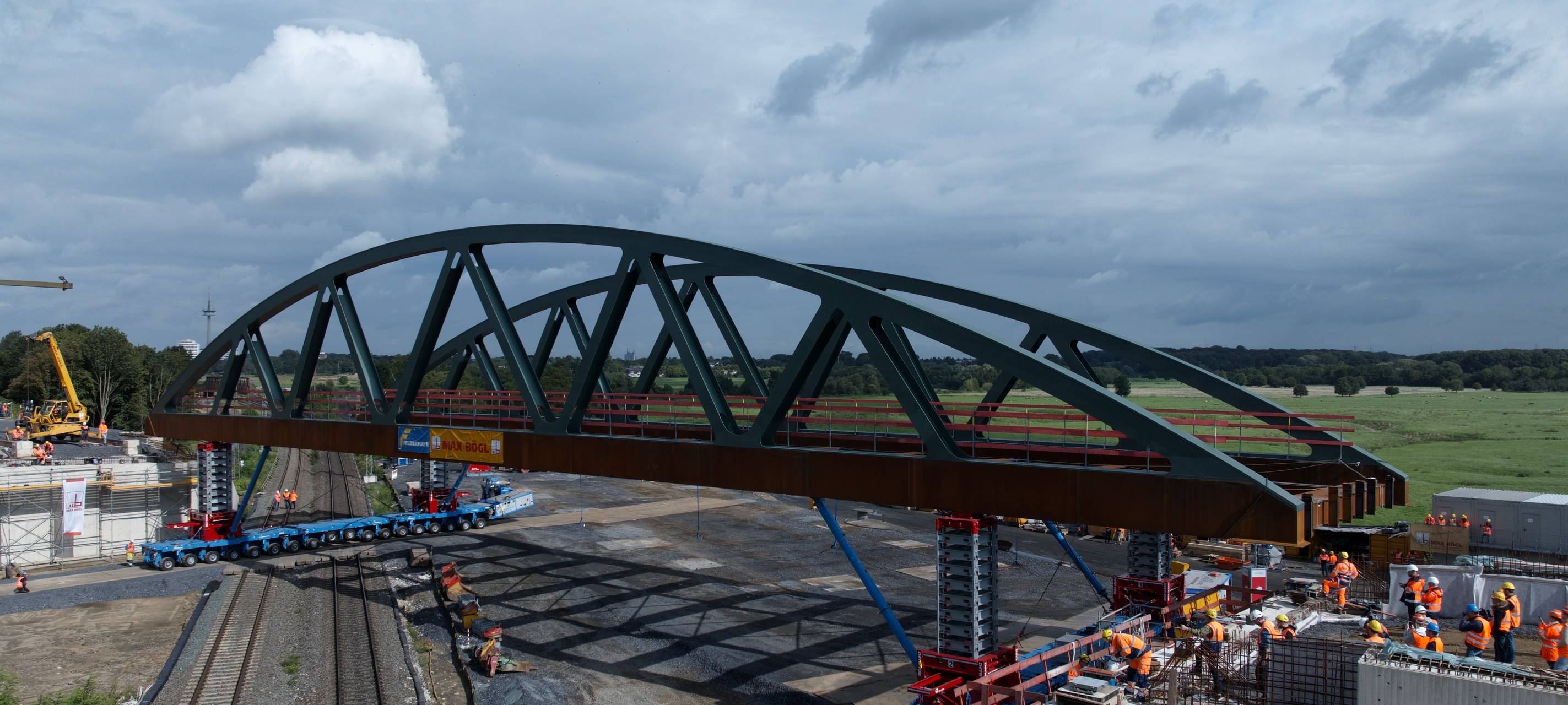 In Wesel wird heute die neue B8-Brücke eingeschoben
