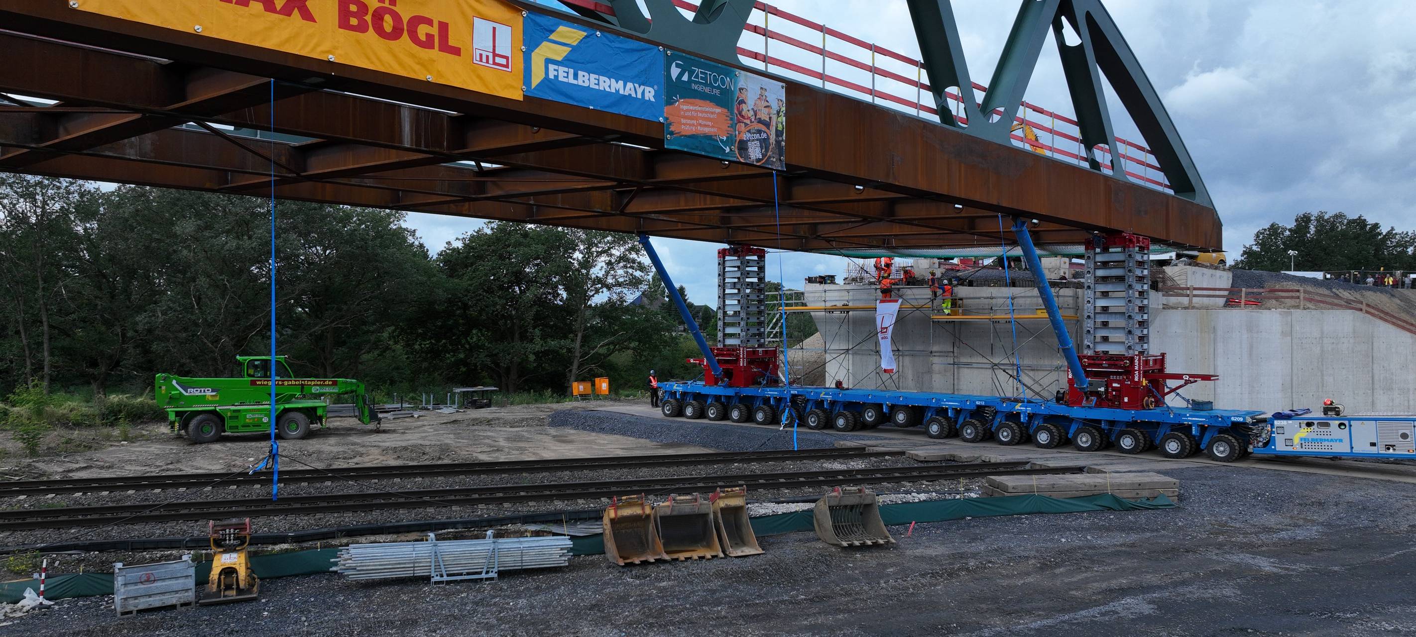 In Wesel wird heute die neue B8-Brücke eingeschoben