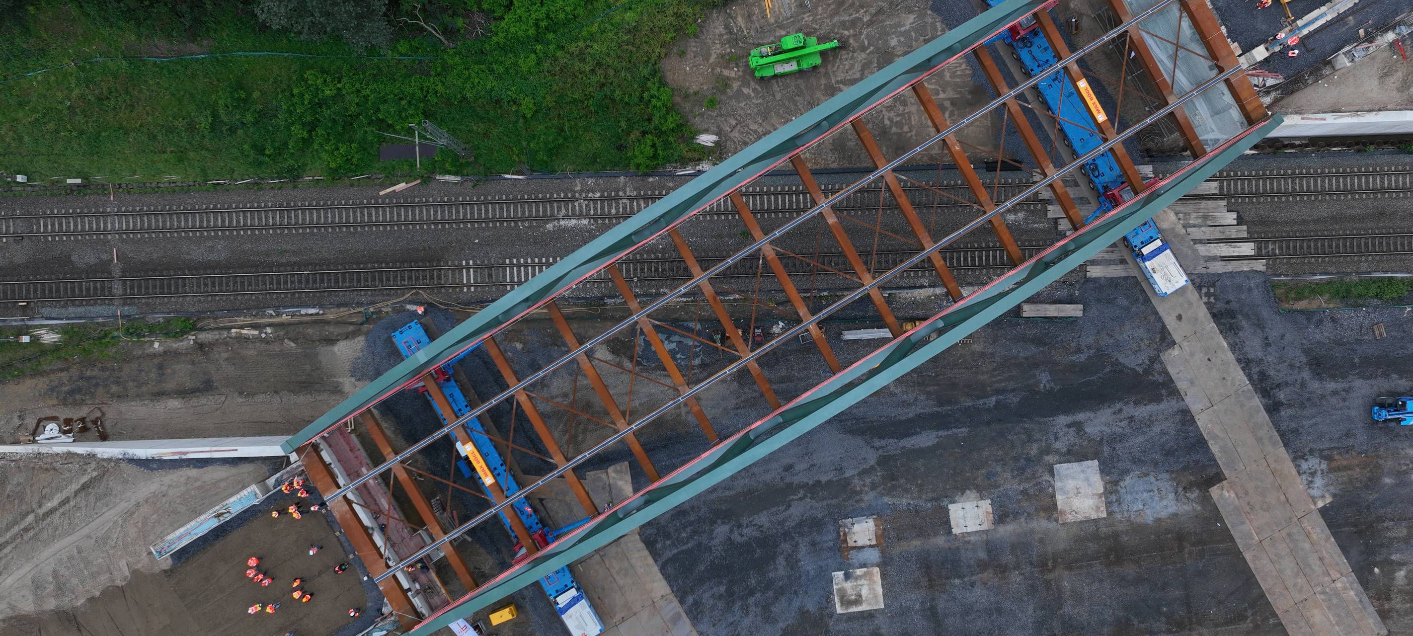 In Wesel wird heute die neue B8-Brücke eingeschoben