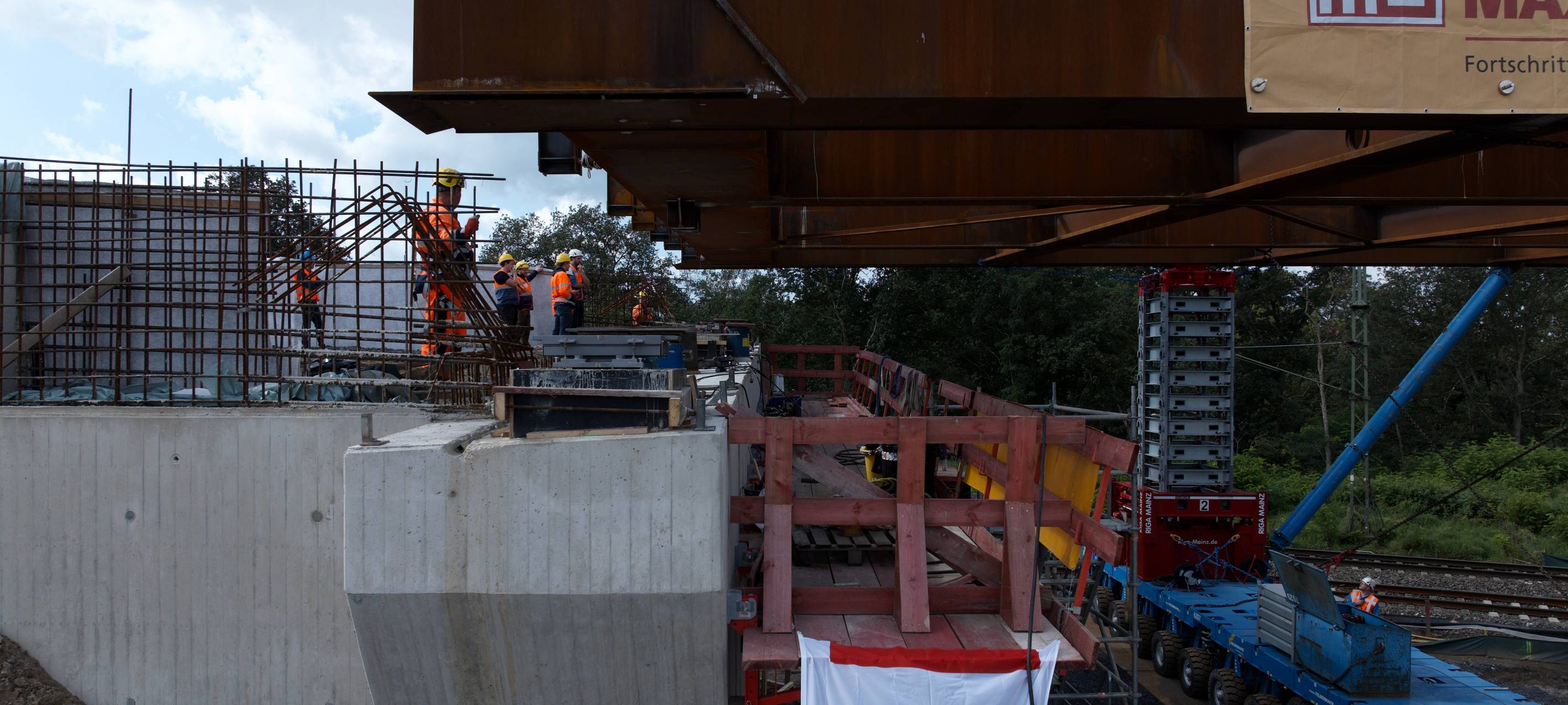 In Wesel wird heute die neue B8-Brücke eingeschoben