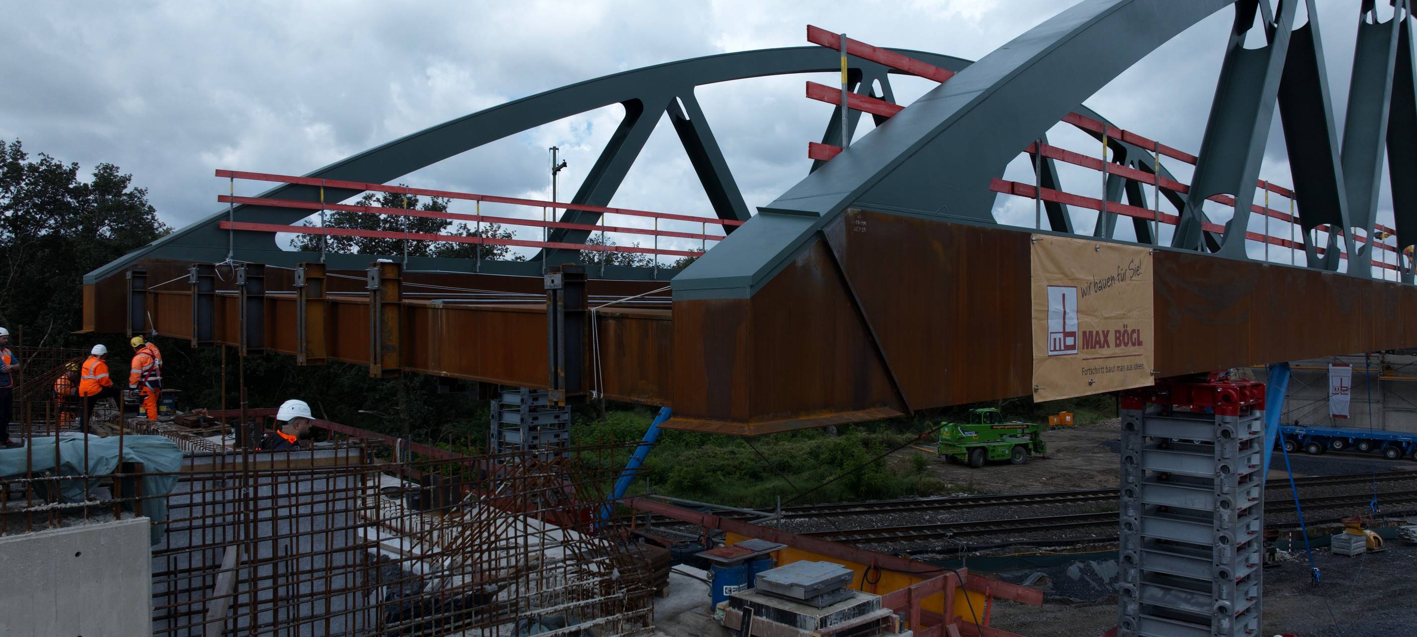 In Wesel wird heute die neue B8-Brücke eingeschoben