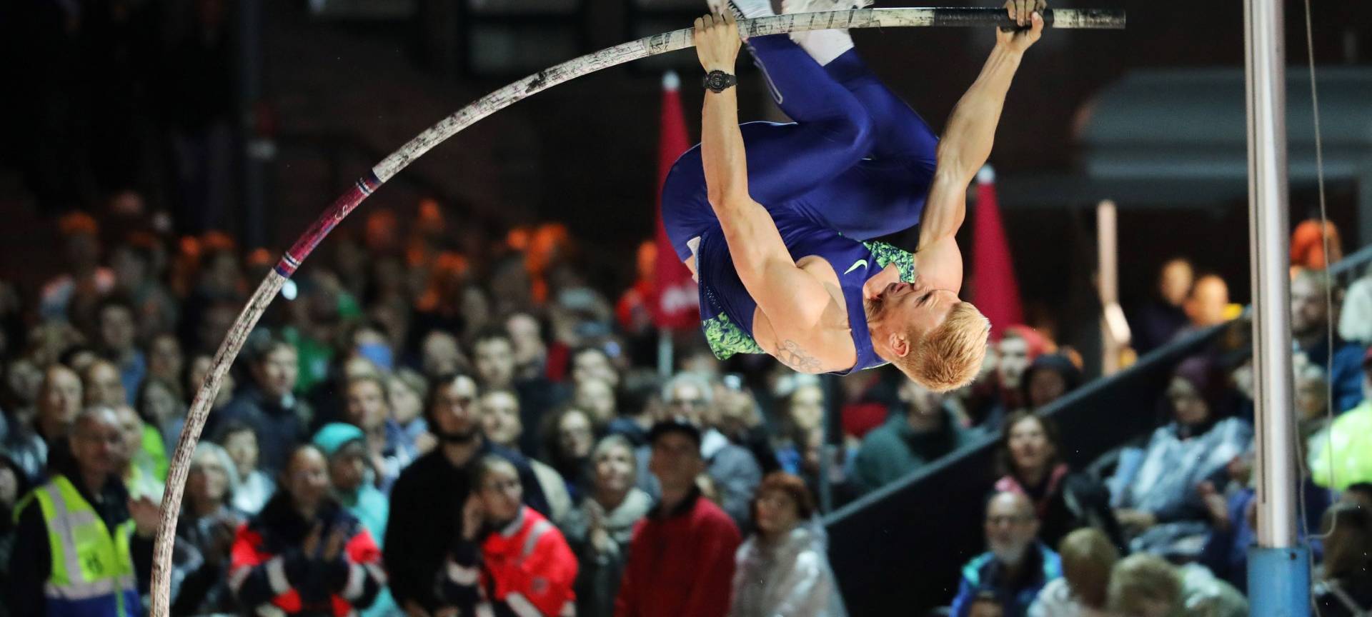 Domspringen in Wesel: Stabhochsprung vor imposanter Kulisse