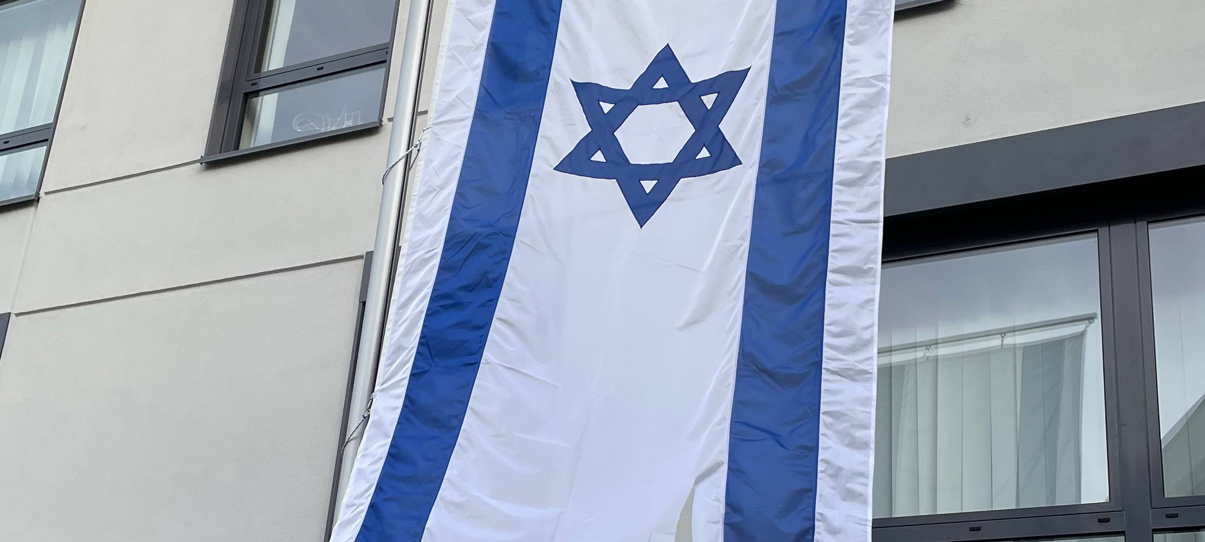 Unbekannte beschädigen Israel-Flagge in Moers