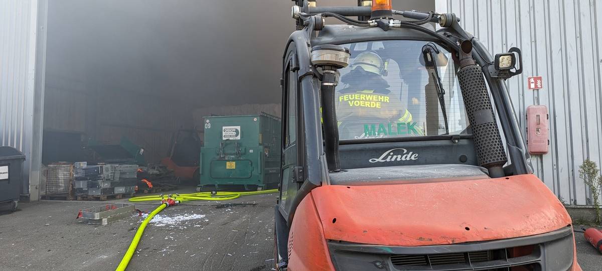 Brand auf Recyclinghof: Feuerwehr Voerde löscht Papierballen