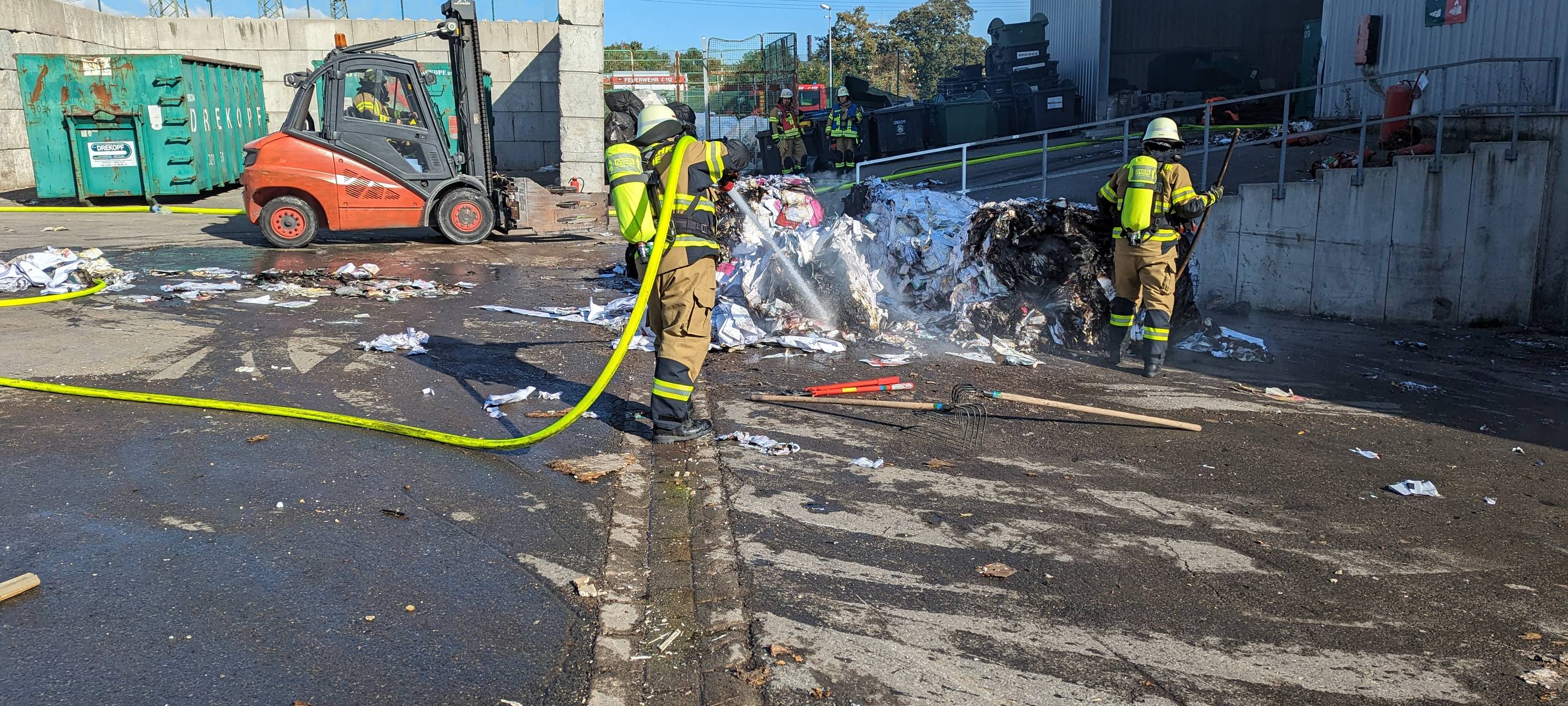 Brand auf Recyclinghof: Feuerwehr Voerde löscht Papierballen
