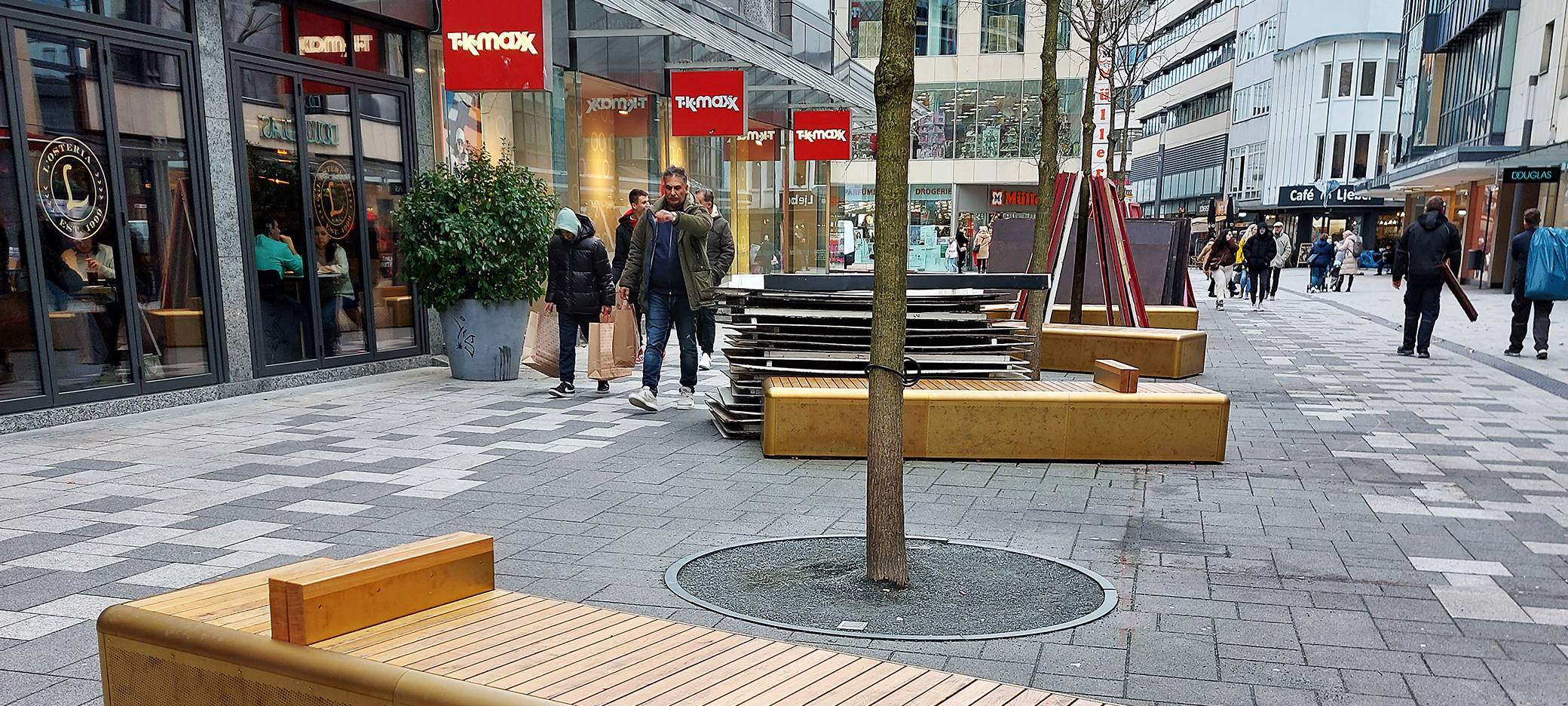 Eine goldene Bank in der Innenstadt von Wuppertal ist zu sehen.