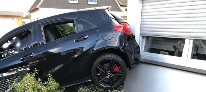 Unfall in Moers endet für Autofahrer (75) vor einer Hauswand