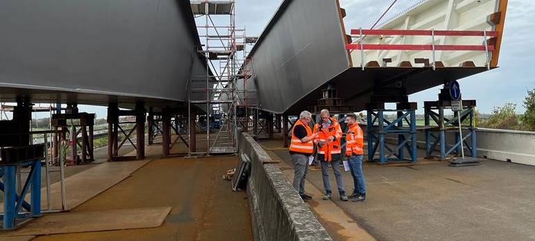 Stahlbrückenteile für die Lippebrücke in Wesel werden eingebaut
