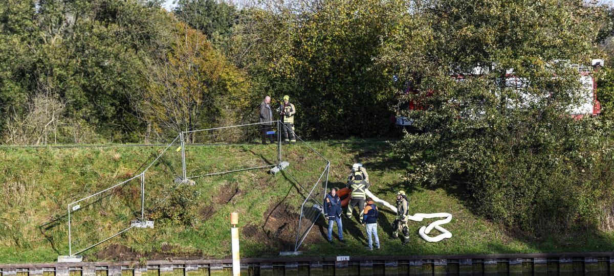 Geklaute Baumaschine ist in Hünxe in den Kanal gerutscht