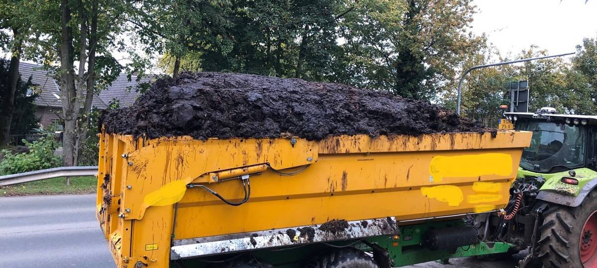 In Xanten hatte ein Trecker zu viel Mist geladen