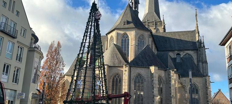 Der Lichterbaum steht wieder auf dem Großen Markt in Wesel