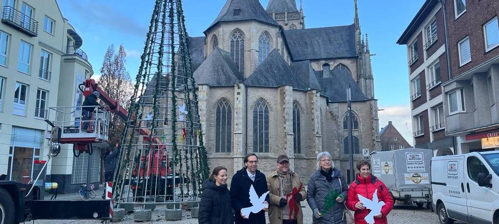 Der Lichterbaum steht wieder auf dem Großen Markt in Wesel