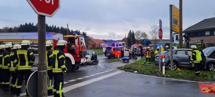 Auto landete auf Furth-Kreuzung in Sonsbeck im Graben