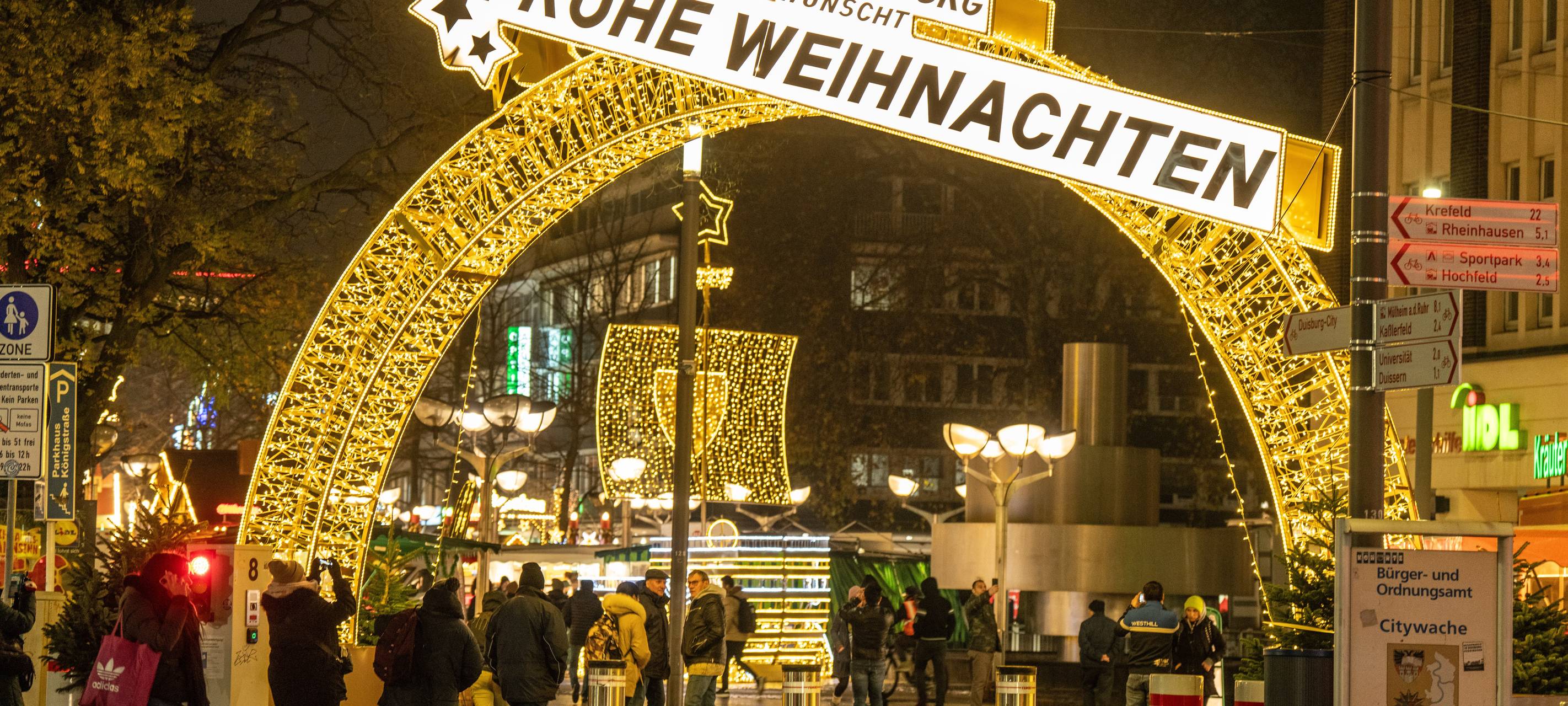 Eingang zum Duisburger Weihnachtsmarkt mit neuer Beleuchtung