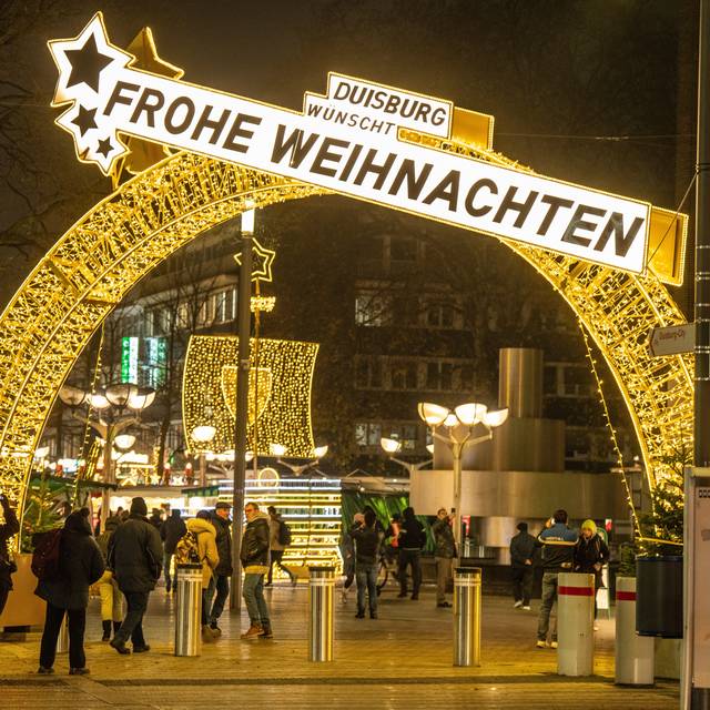 Eingang zum Duisburger Weihnachtsmarkt mit neuer Beleuchtung
