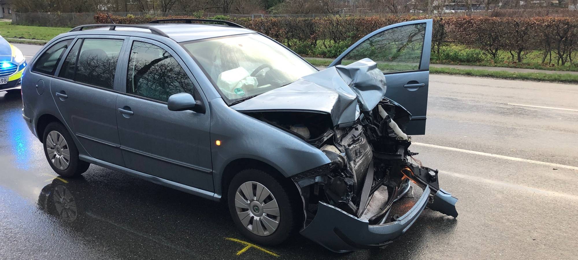Weseler (83) bei Unfall auf der B8 lebensgefährlich verletzt