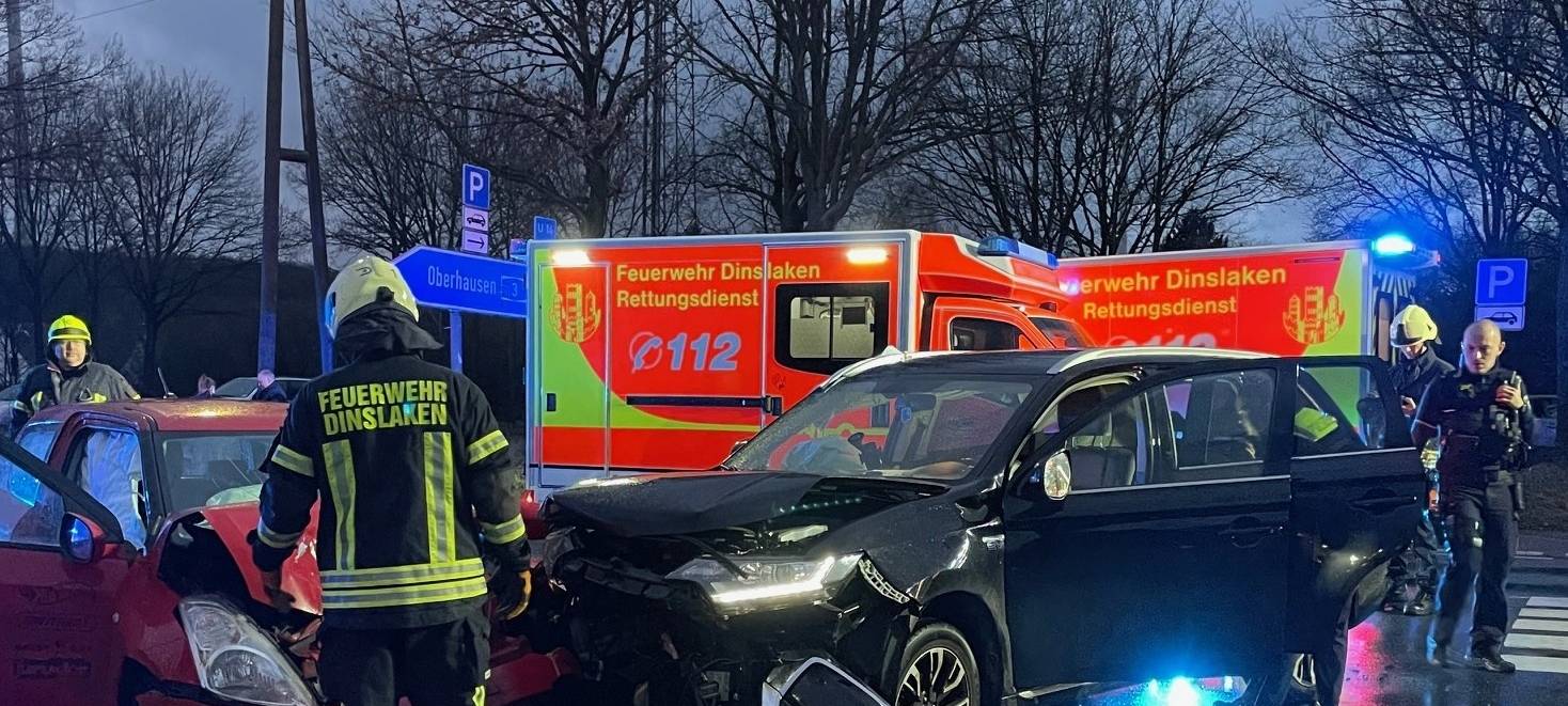 Drei Verletzte: Unfall in Dinslaken führte zu viel Rückstau