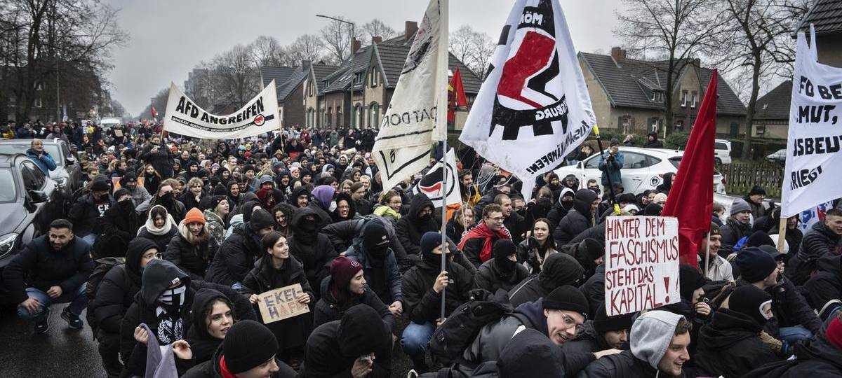 Viele Menschen demonstrierten gegen Hass und für Toleranz