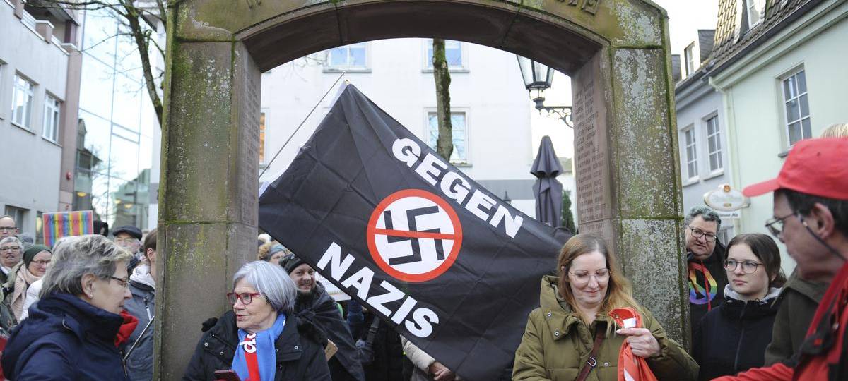 Startpunkt der Demo in Moers war der Synagogenbogen.