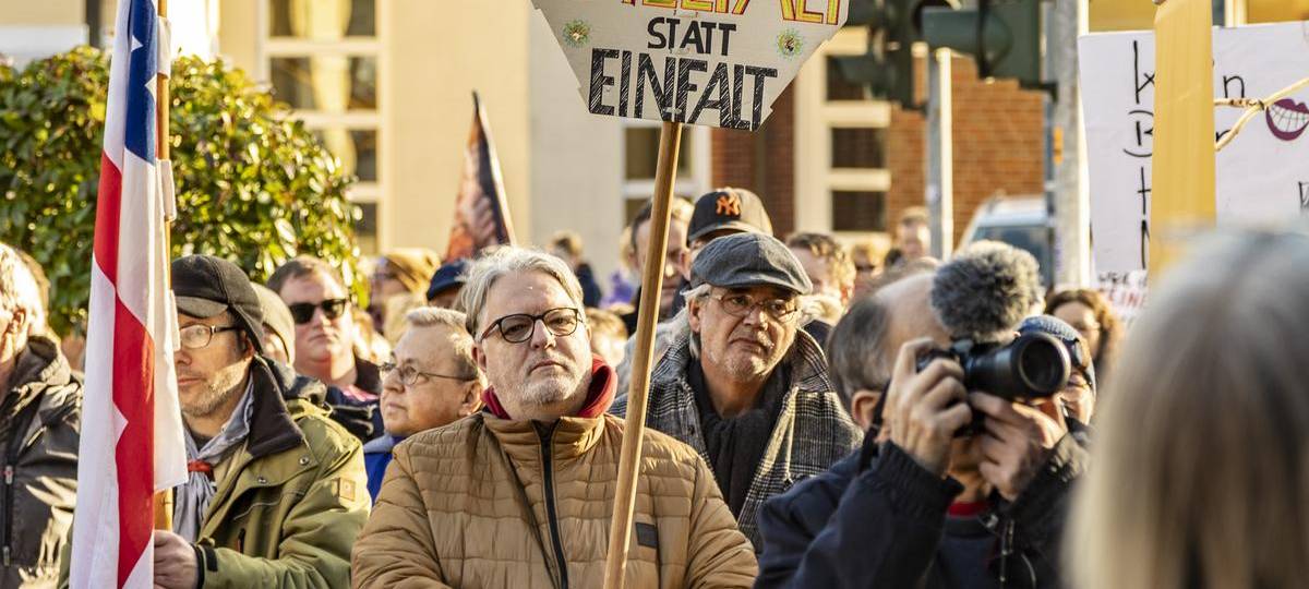 650 Menschen kamen in Schermbeck zusammen - viele mit bunten Schildern.
