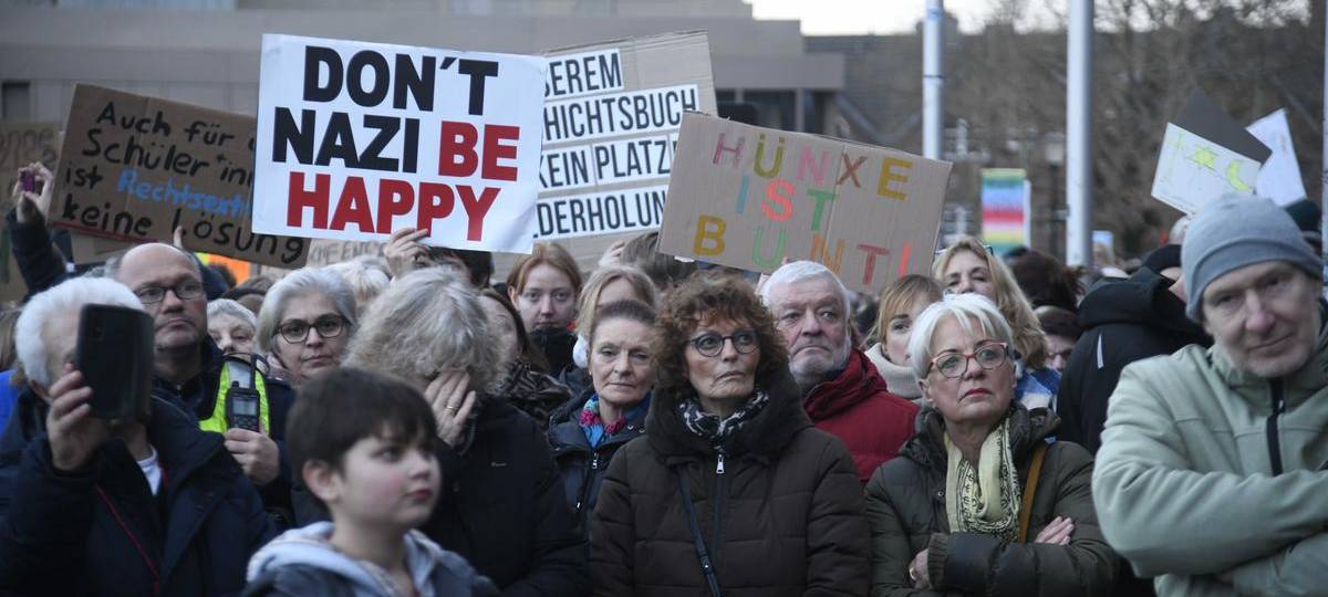In Dinslaken zogen die Menschen vom Neutorplatz zum Platz D'Agen - auch Teilnehmende aus Voerde und Hünxe waren dabei.