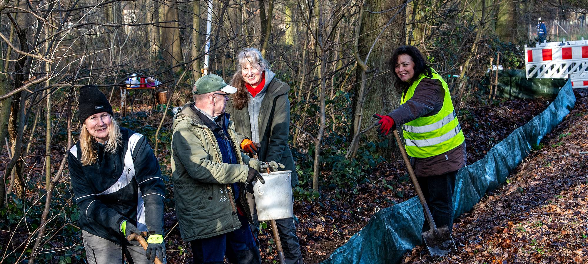 An der B8 in Dinslaken steht wieder der Krötenschutz-Zaun