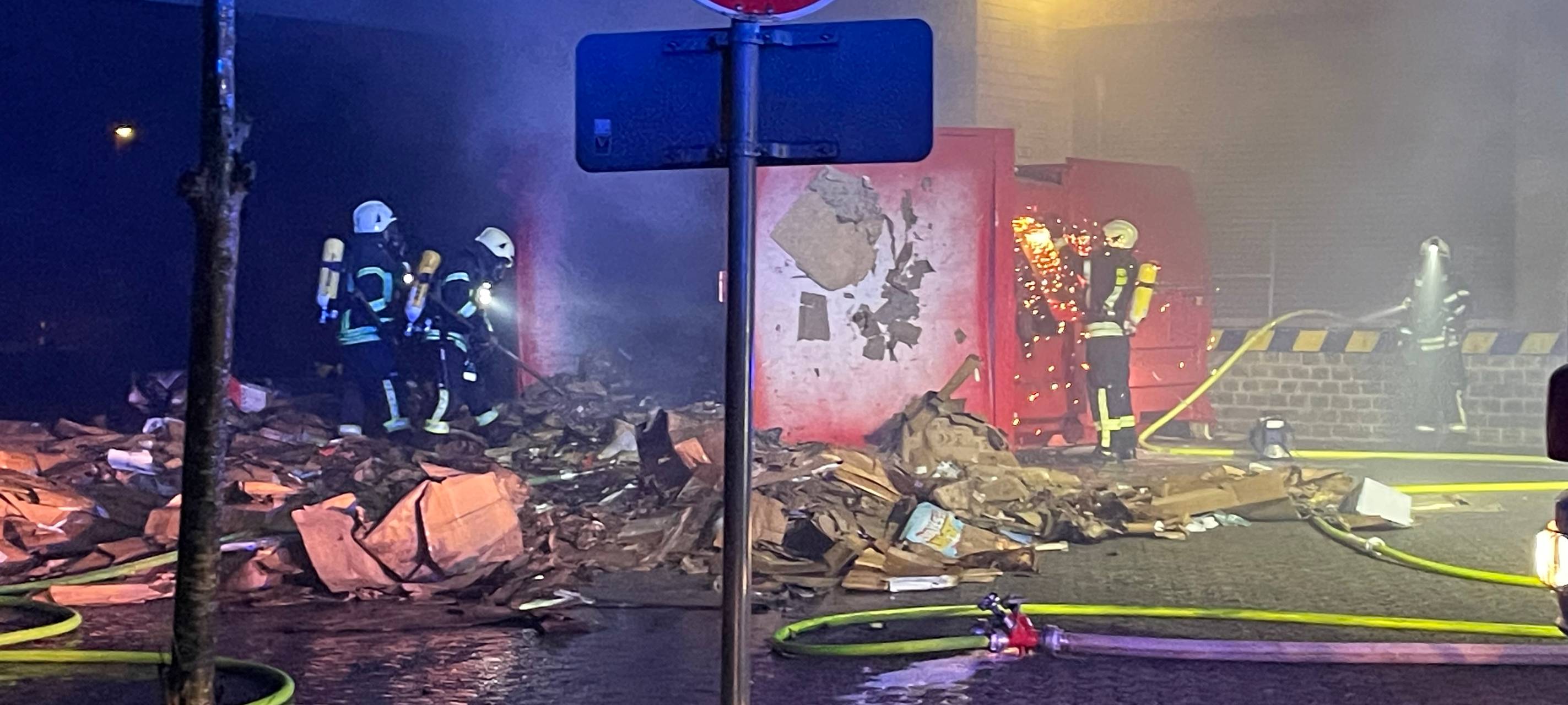 Feuerwehr löscht großen Altpapier-Container in Dinslaken