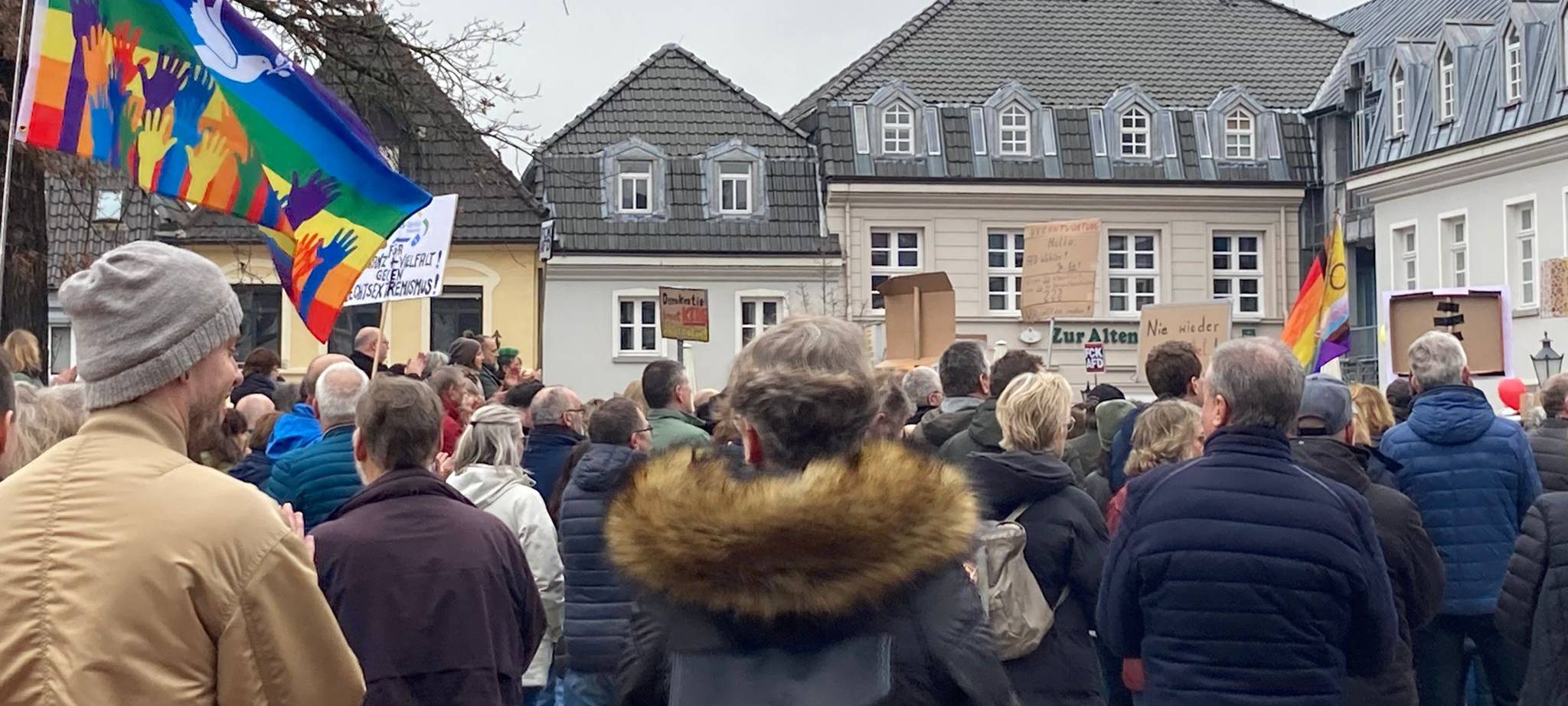 Über 2000 Menschen demonstrieren für Demokratie in Rheinberg