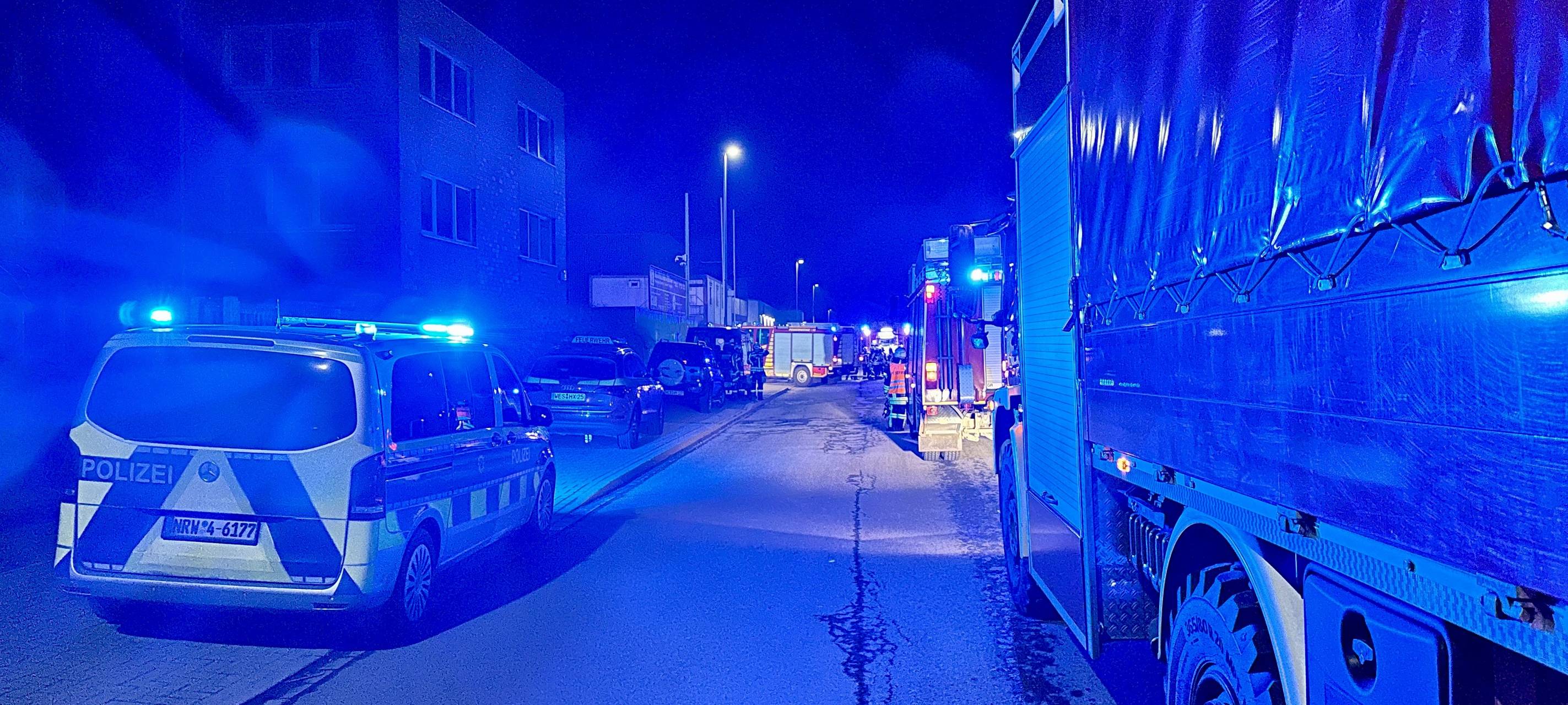 Müllhaufen brennt in Gewerbegebiet in Hünxe-Bucholtwelmen