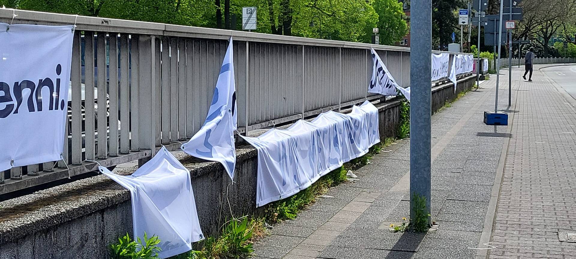 Werbebanner vom Moers Festival demoliert