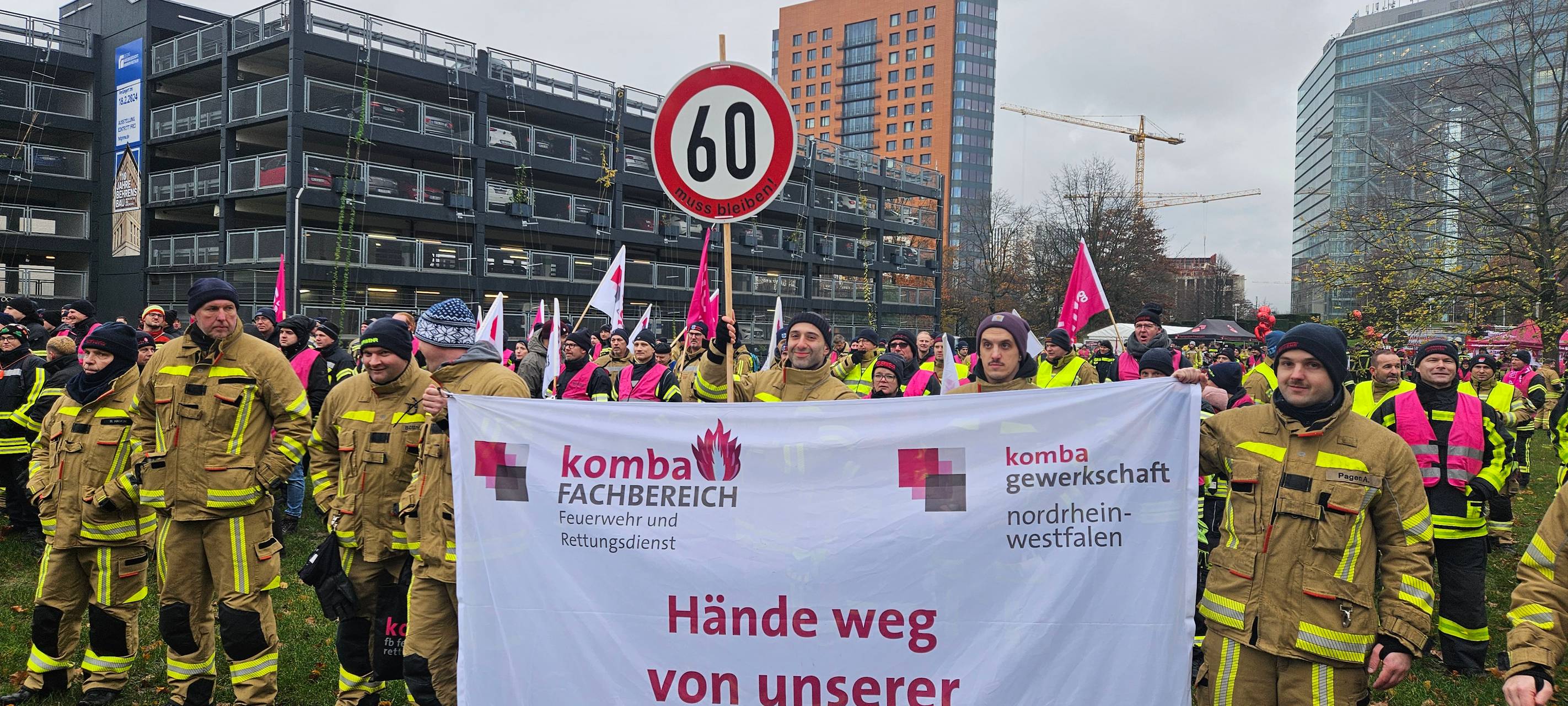 Mahnwache von Feuerwehrleuten in Düsseldorf
