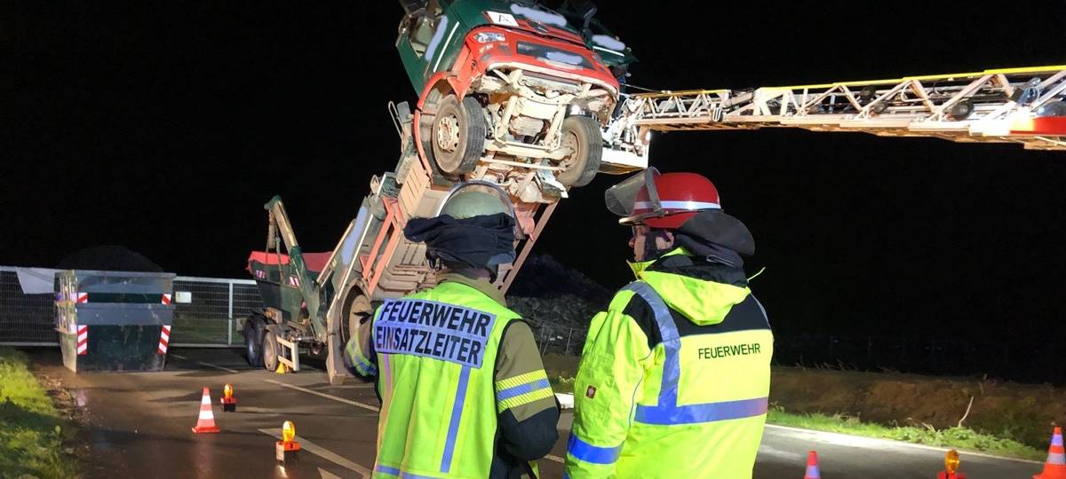 Feuerwehr muss Fahrer in Voerde aus misslicher Lage befreien