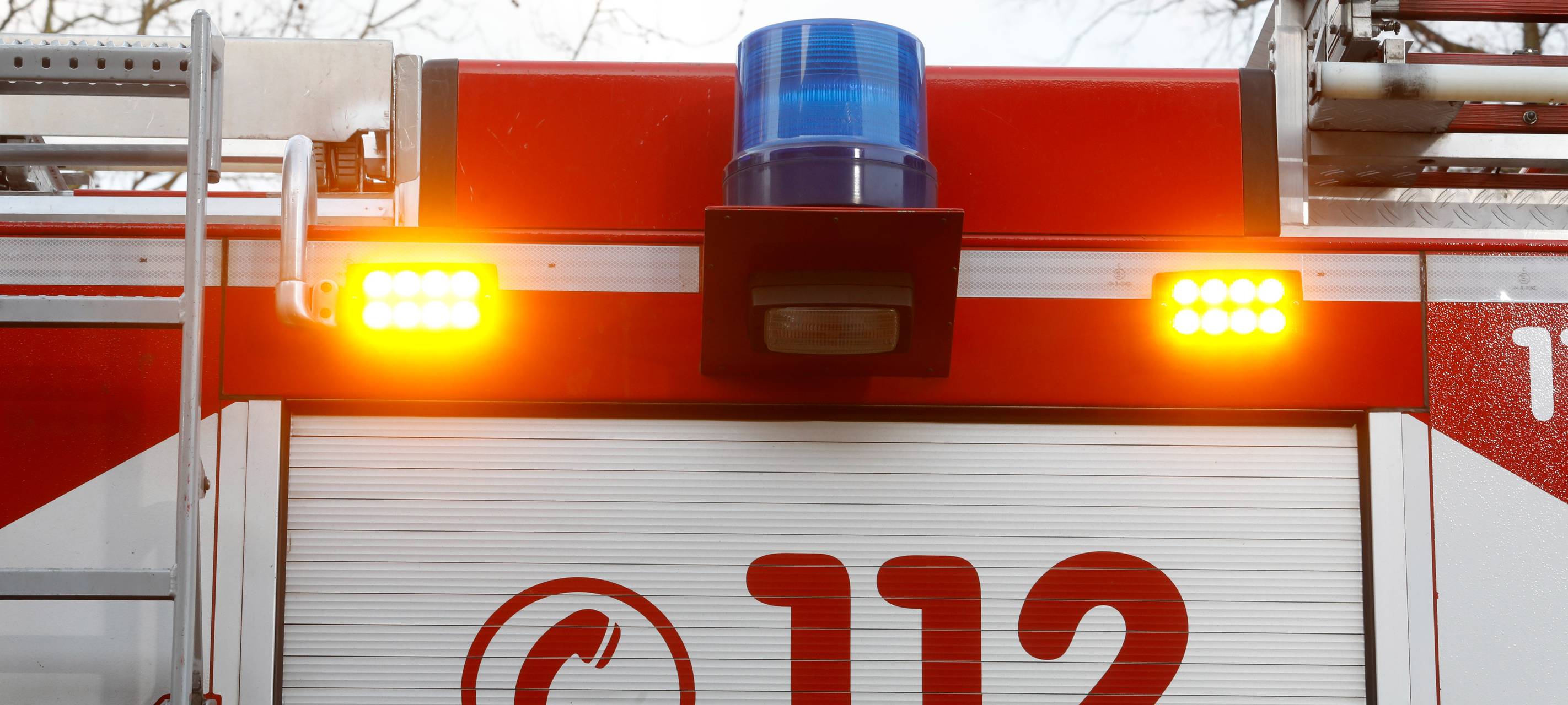 Brennender Müllwagen sperrt B8 drei Stunden lang