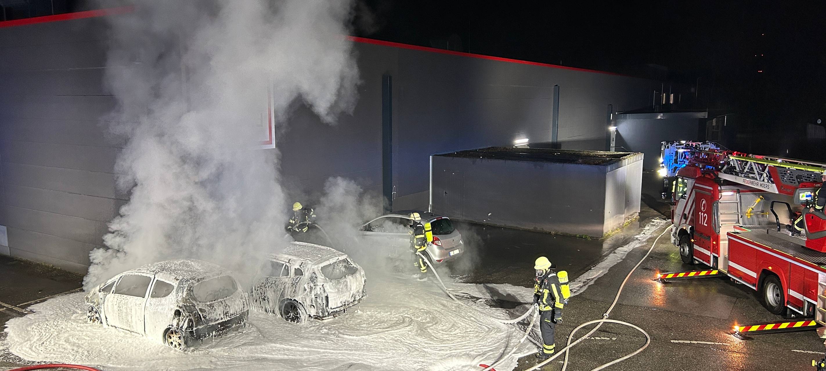 Zwei brennende Autos auf Supermarktparkplatz in Moers
