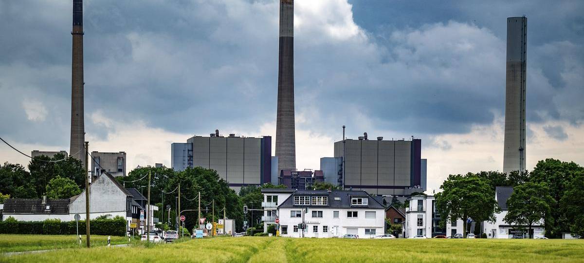 Schornsteinspitze am ehemaligen Voerder Kraftwerk abgebaut