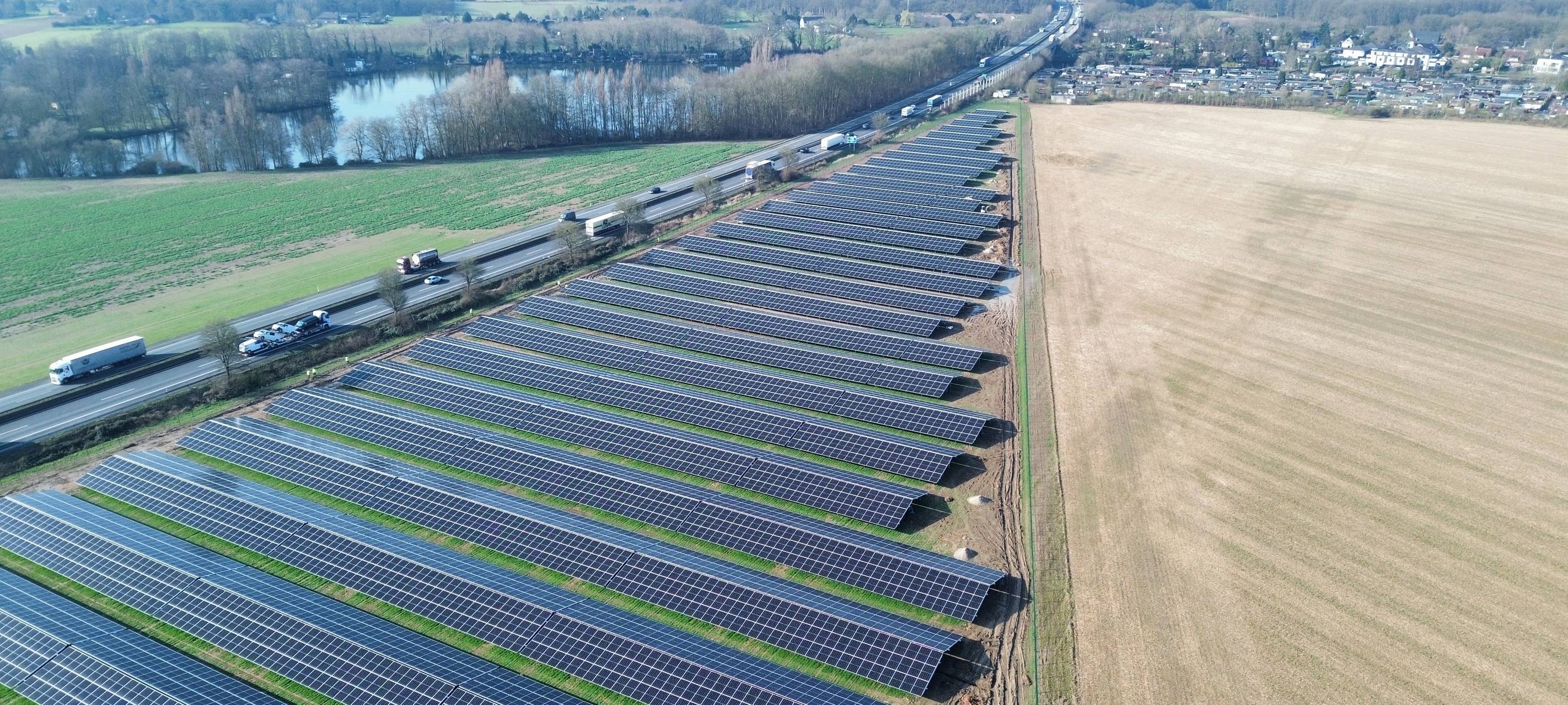 Neuer Solarpark an der A 40 in Neukirchen-Vluyn eröffnet