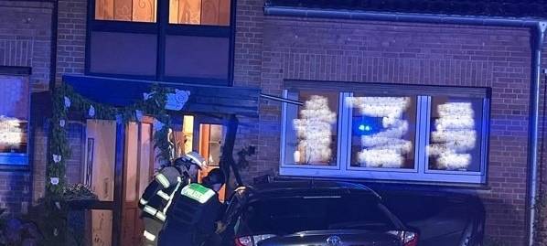 Auto fährt nachts in Xanten-Marienbaum gegen eine Hauswand