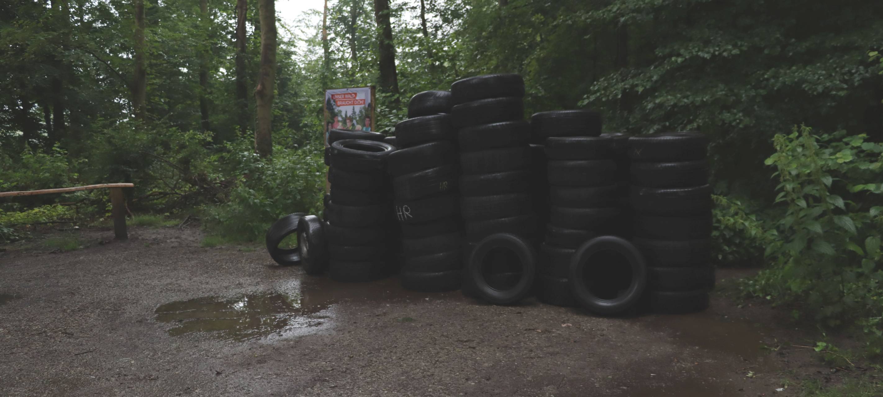 100 Autoreifen auf Waldparkplatz in Voerde abgeladen