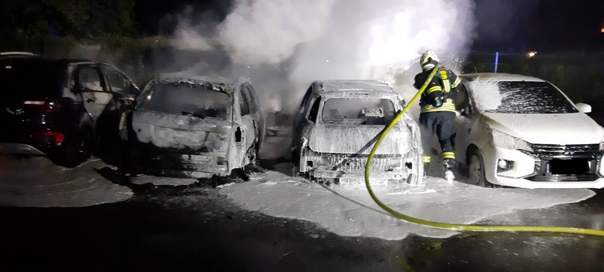 In Dinslaken sind vier Autos in Flammen aufgegangen