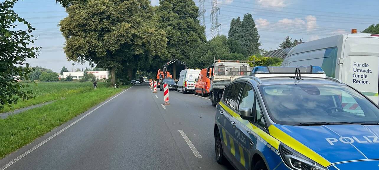 Wasserrohrbruch überschwemmt Teil der B58 in Wesel