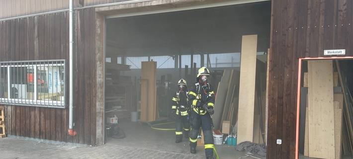 Mitarbeiter verletzt bei Feuer in Dinslakener Tischlerei