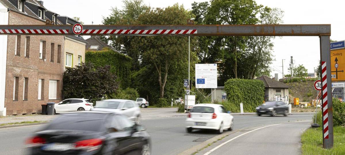 Lkw-Fahrer sorgt auf der B8 in Dinslaken für Sperrung