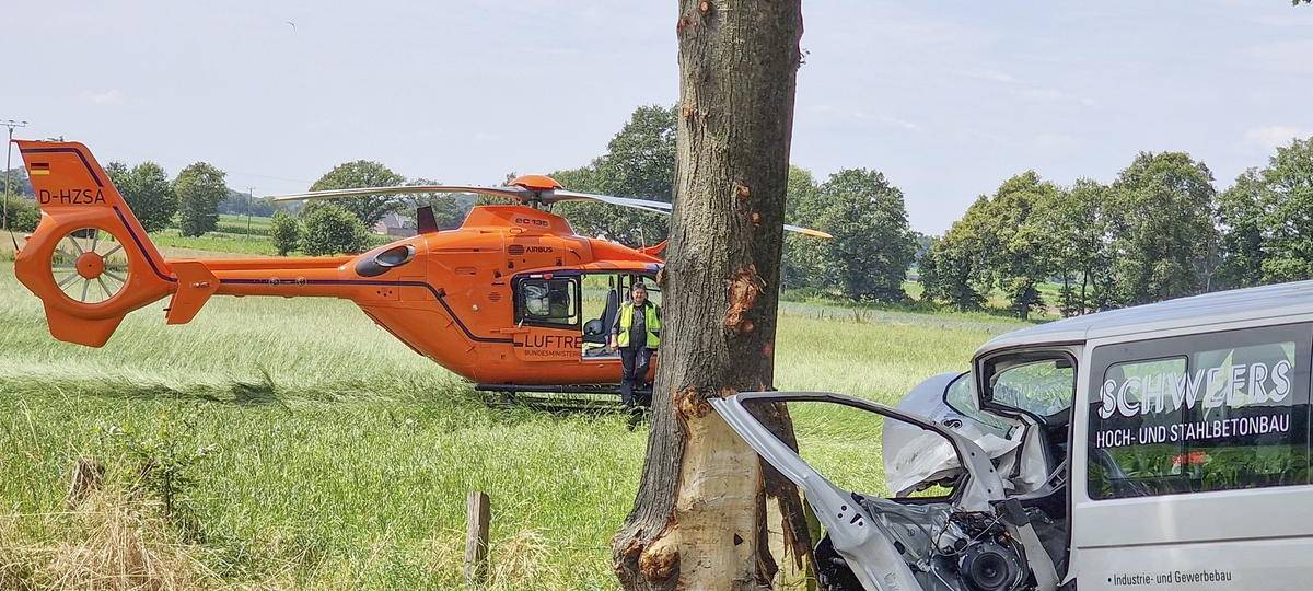 Voll besetzter Transporter prallt in Schermbeck gegen Baum