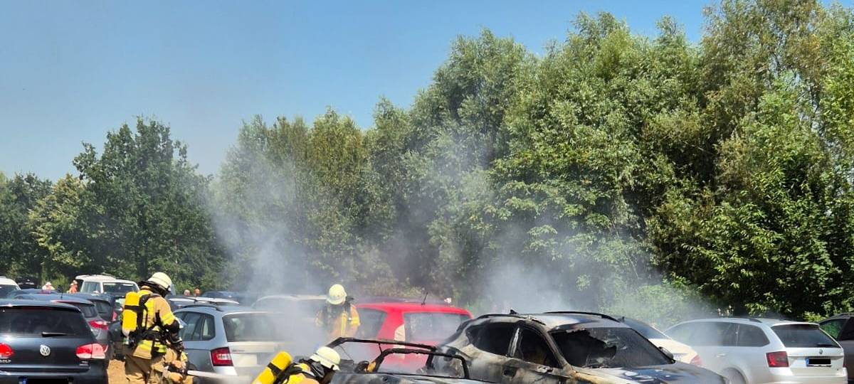 Auto brennt bei heißem Wetter in Xanten-Wardt aus