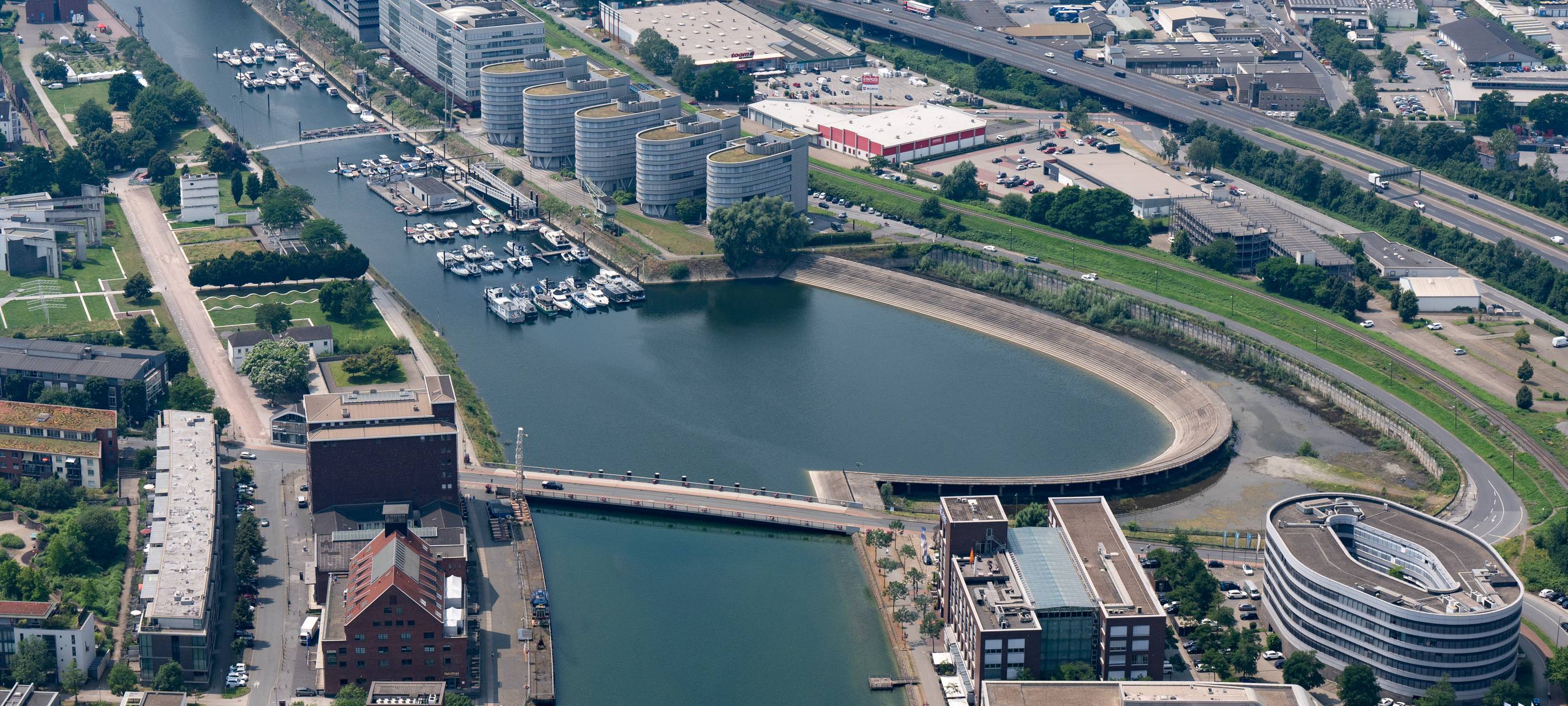 Kind fällt ins Hafenbecken in Duisburg und verstirbt